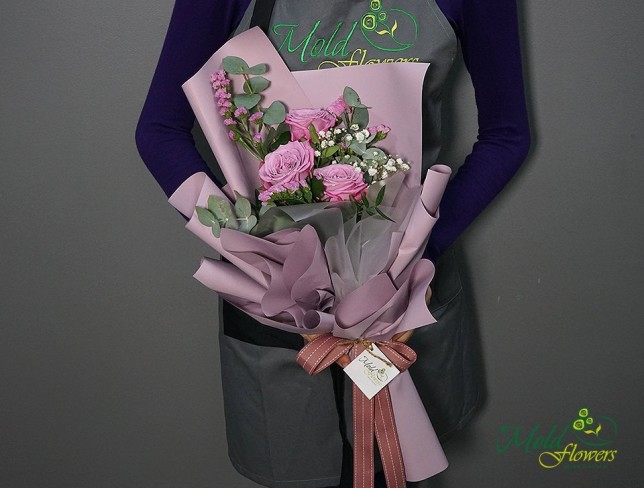 Букет - комплимент из фиолетовых роз Фото